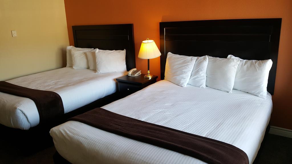 North Pointe Inn And Suites Kelowna Esterno foto