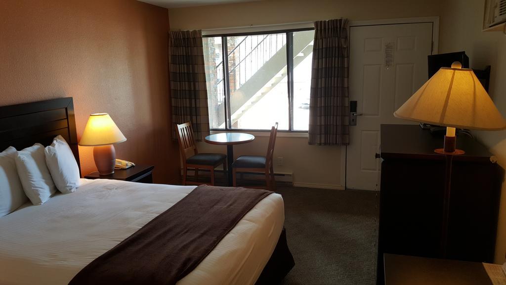 North Pointe Inn And Suites Kelowna Esterno foto