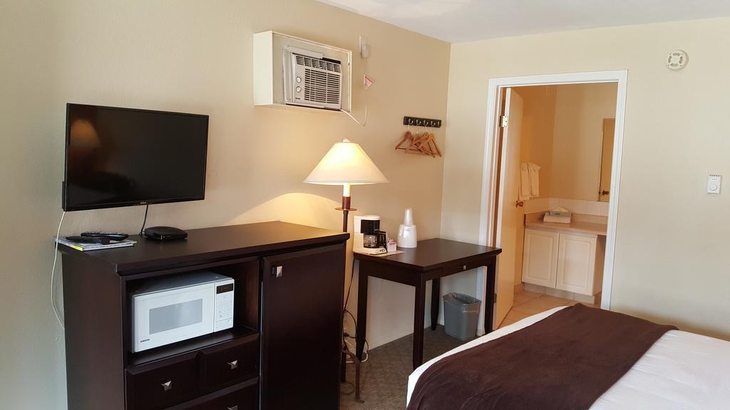 North Pointe Inn And Suites Kelowna Esterno foto
