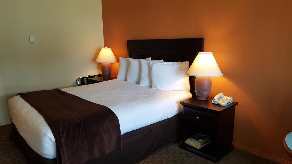 North Pointe Inn And Suites Kelowna Esterno foto